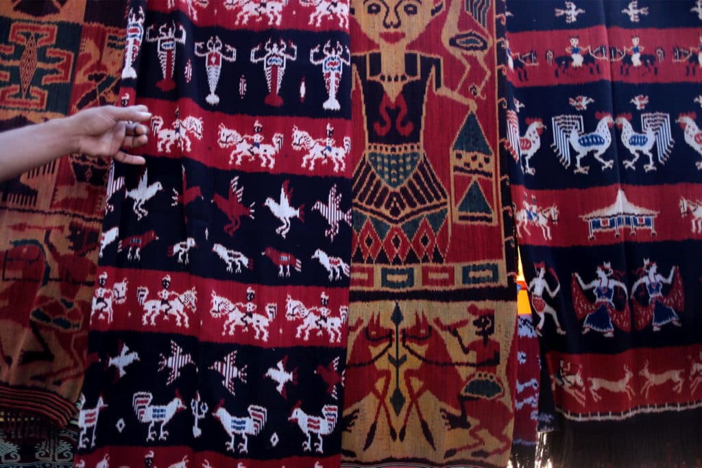 Tenun Ikat Asli Pahikung Motif Kuda – Kain Tenun Tradisional Sumba Timur - Image 1
